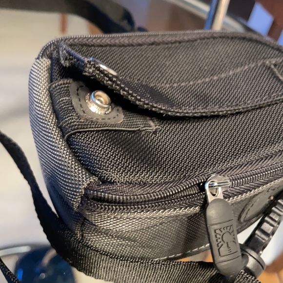 Case Logic travel bag with straps - Picture 5 of 6